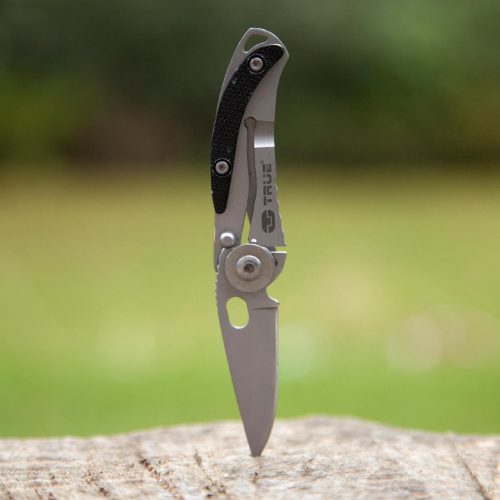 True Utility Skeletonknife, TU571K, 4 cm rozsdamentes acél penge, eloxált alumínium tok, karabiner rögzítési pont, jobb és balkezes
